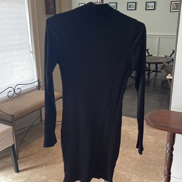 Priceless beautiful black medium dress - Picture 2 of 2